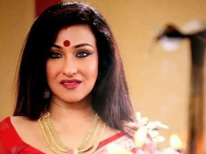  रितुपर्णा सेनगुप्ता हे बंगाली आणि हिंदी सिनेमातील एक प्रसिद्ध नाव आहे. त्यांचा बंगाली सिनेमातील प्रवास अत्यंत दमदार राहिला असून त्यांनी अनेक मोठे पुरस्कार आपल्या नावे कोरले आहेत. त्यांनी 1992 मध्ये ‘श्वेत पाथरेर थाला’ या चित्रपटाच्या माध्यमातून अभिनय क्षेत्रात पदार्पण केले होते. या चित्रपटात त्यांनी एका विधवेची नकारात्मक भूमिका साकारली होती. तिच्या अभिनयाचं प्रचंड कौतुक झाले आणि हा चित्रपट हिट ठरला. यानंतर हा चित्रपट त्यांच्या करिअरसाठी एक माइलस्टोन ठरला.