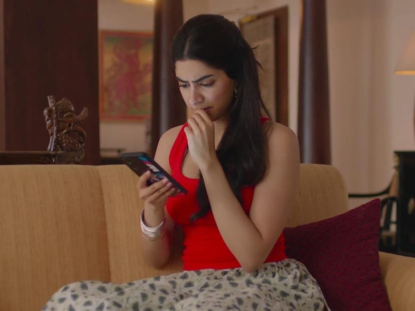  'लव्हयापा' या चित्रपटाच्या दिग्दर्शनाची धुरा अद्वैत चंदन यांनी सांभाळली होती. कथेची गोष्ट अशी की हा चित्रपट दिल्लीतील गौरव (जुनैद) आणि बानी (खुशी) या जोडप्यावर आधारित आहे.