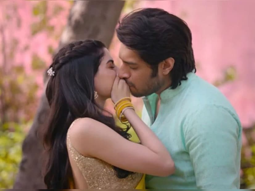  अट अशी की दोघांना 24 तासांसाठी एकमेकांचे मोबाइल फोन एक्सचेंज करायचे आहेत. दोघांसाठी हे करणं कठीण होतं, पण लग्नासाठी त्यांनी ही डील मान्य केली. या 24 तासांत दोघांच्या फोनवर असे-असे मेसेज येतात की त्यांचं प्रेम हळूहळू संपत जातं आणि त्यांच्या मध्ये वादच वाद होऊ लागतात. चित्रपटात ड्रामासोबत कॉमेडीचाही तडका आहे. ‘लव्हयापा’ हा साऊथच्या ‘लव्ह-टुडे’ या चित्रपटाचा हिंदी रीमेक असल्याचं सांगितलं जातं.