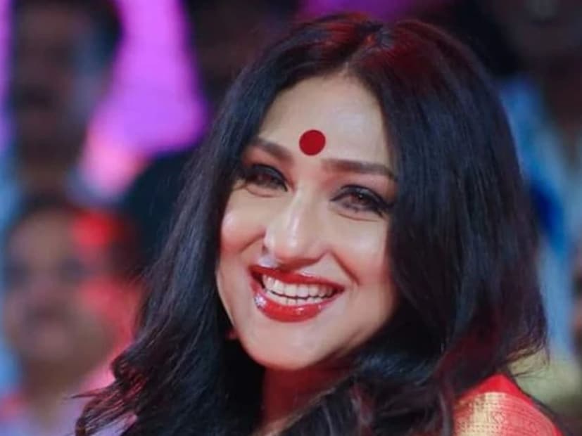  बंगाली सिनेमात यशस्वी ठरल्यावर रितुपर्णाने बॉलिवूडमध्ये पदार्पण केलं आणि मिथुन चक्रवर्ती यांच्यासोबत ‘तीसरा कौन’ (1994) या चित्रपटाच्या माध्यमातून बॉलिवूडमध्ये पदार्पण केले. हा चित्रपट बॉक्स ऑफिसवर हिट ठरला आणि रितुपर्णाच्या करिअरला नवे वळण मिळाले.