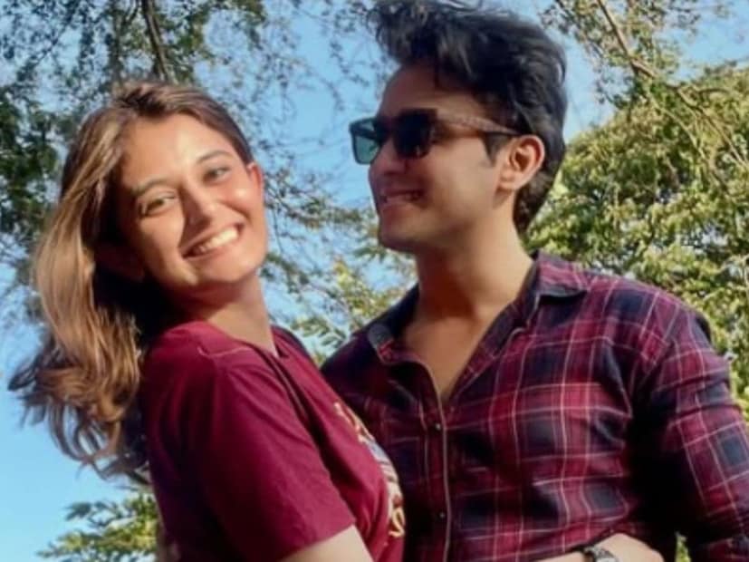 छोट्या पडद्यावरील लोकप्रिय मराठमोळी अभिनेत्री अनुष्का पिम्पुटकर आणि अभिनेता मेघन जाधव लवकरच लग्नबंधनात अडकणार आहेत. काही दिवसांपूर्वीच त्यांनी आपल्या नात्याची अधिकृत घोषणा केली होती. छोट्या पडद्यावरील लोकप्रिय मराठमोळी अभिनेत्री अनुष्का पिम्पुटकर आणि अभिनेता मेघन जाधव लवकरच लग्नबंधनात अडकणार आहेत. काही दिवसांपूर्वीच त्यांनी आपल्या नात्याची अधिकृत घोषणा केली होती.