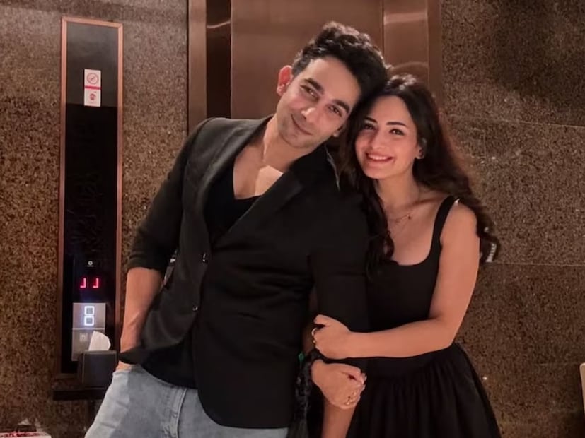  शगुन शर्मा आणि अमन गांधी यांच्या अफेअरच्या बातम्या सोशल मीडियावर अनेकदा व्हायरल झाल्या आहेत. नुकतंच शगुनने त्यांच्या नात्याला अधिकृत मान्यता दिली आहे.