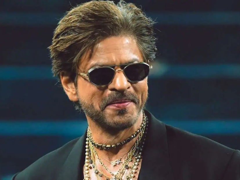  सुपरस्टार शाहरुख खान जेवढा भारतात लोकप्रिय आहे तेवढाच परदेशातही लोकप्रिय आहे. जगभरात शाहरुख खानची जबरदस्त फॅन फॉलोइंग आहे. त्यांच्या चित्रपटांपासून ते त्यांच्या विनोदबुद्धी आणि स्टाइलपर्यंत लाखो लोक त्यांचे चाहते आहेत. शाहरुखच्या हजरजबाबीपणाचा प्रत्येकजण दिवाना आहे.