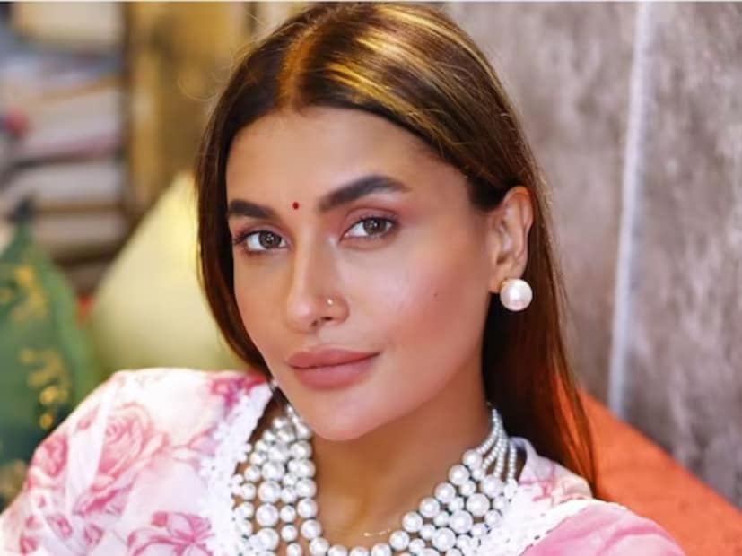  पवित्राने आपल्या लग्नाबाबत अद्याप अधिकृतरित्या भाष्य केलेलं नाही. पण तिच्या लग्नाच्या बातमीने चाहत्यांना मात्र आनंद गगनात मावेनासा झाला आहे. विशेष म्हणजे साखरपुडा झाल्यानंतरही पवित्राने अद्याप आपल्या होणाऱ्या पतीचं नाव किंवा चेहरा रिव्हिल केलेला नाही.