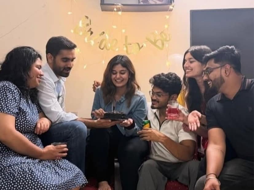  अनुष्काची नुकतीच बॅचरल पार्टी पार पडली. 'ब्राइड टू बी' असणाऱ्या अनुष्काच्या मित्रांनी तिच्यासाठी खास पार्टीचे आयोजन केले होते.