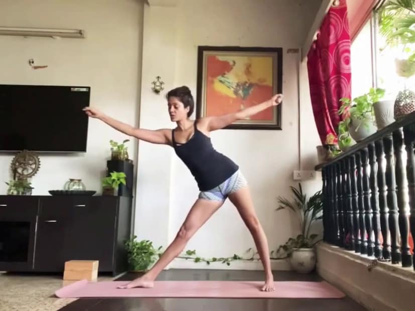  डाएटमुळे शरीराला आवश्यक पोषण मिळतं. विद्या अनेकदा भोपळा आणि गाजराचं सूप पिते. ज्यावर वरून नट्स आणि सीड्स टाकते. याशिवाय विद्या आठवड्यात दोन दिवस पूर्णपणे शाकाहारी जेवण करते. इतर दिवशी अंडी आणि मासे खाते. बॅलन्स्ड डाएटवर विद्याचा भर असतो.