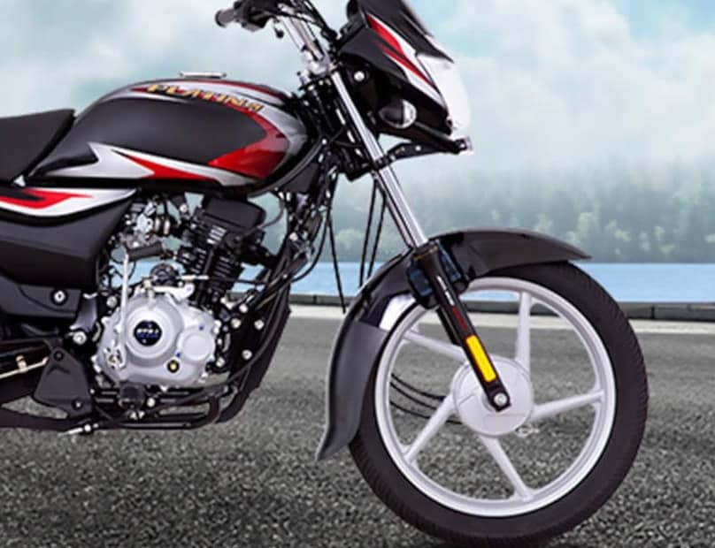 Bajaj Platina 100 : बजाज प्लॅटिना तिच्या परवडणाऱ्या किमतीसाठी आणि मजबूत इंधन अर्थव्यवस्थेसाठी ओळखली जाते. जीएसटी कपातीनंतर, प्लॅटिना 100 ची एक्स-शोरूम किंमत आता फक्त ₹66,520 (एक्स-शोरूम) आहे. या बाईकमध्ये 102 सीसी डीटीएस-आय इंजिन आहे जे प्रति लिटर 70 किलोमीटर इंधन कार्यक्षमता देते.
