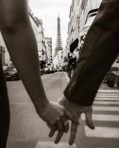 अल्लू सिरीश आणि नयनिकाच्या साखरपुड्याची चर्चा गेल्या काही दिवसांपासून होती. अल्लू सिरीशने १ ऑक्टोबर रोजी पॅरिसमधून नयनिकासोबतचा फोटो शेअर करत आधीच याबद्दल संकेत दिले होते. 