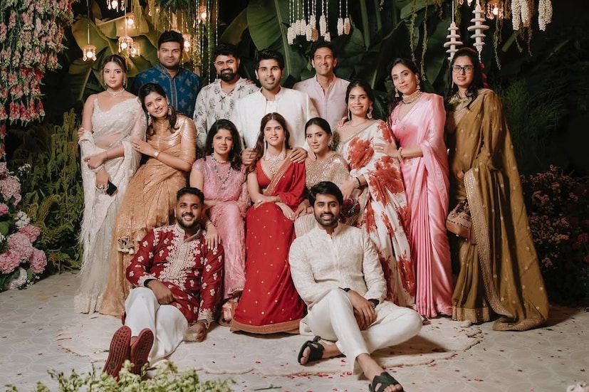 मुंबई : टॉलीवूडमध्ये सध्या आनंदाचे वातावरण आहे! सुपरस्टार अल्लू अर्जुनचा धाकटा भाऊ आणि अभिनेता अल्लू सिरीश याने त्याची प्रेयसी नयनिका हिच्यासोबत साखरपुडा करत आपल्या आयुष्याची नवी इनिंग सुरू केली आहे.  मुंबई : टॉलीवूडमध्ये सध्या आनंदाचे वातावरण आहे! सुपरस्टार अल्लू अर्जुनचा धाकटा भाऊ आणि अभिनेता अल्लू सिरीश याने त्याची प्रेयसी नयनिका हिच्यासोबत साखरपुडा करत आपल्या आयुष्याची नवी इनिंग सुरू केली आहे.