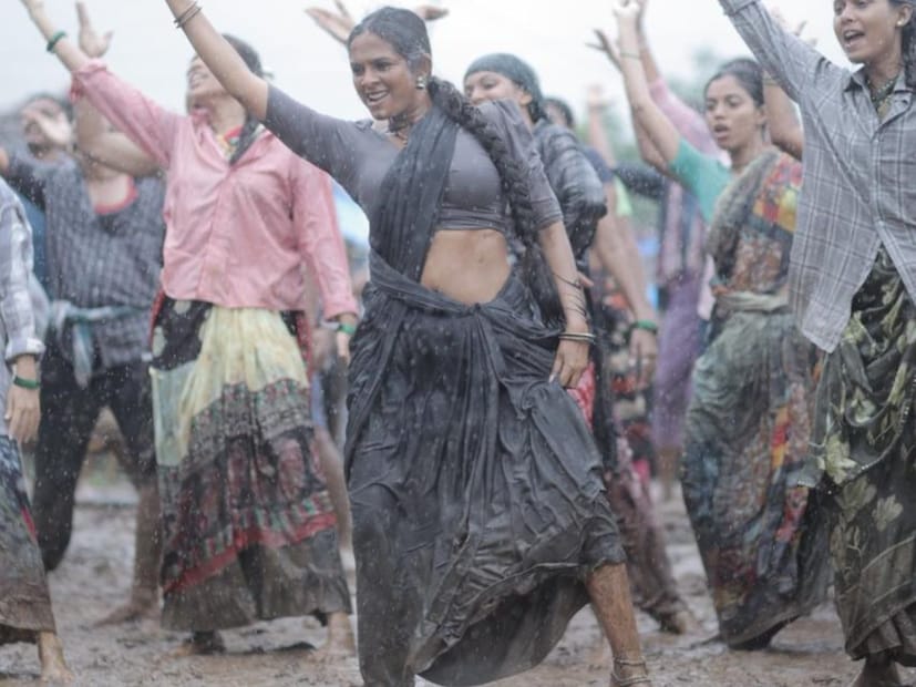  राजा राजा गाण्याचा टिझर पाहून दिग्दर्शकाचं तोंडभरुन कौतुक होताना पाहायला मिळत आहे. अर्थात हे गाणं पाहून त्याच्या चित्रीकरणाच्या पद्धतीचं कौतुक केलं जात आहे. अमृता धोंगडेचा अभिनय असलेल्या 'राजा राजा' गाण्यात परफेक्ट कॉम्बो पाहायला मिळत आहे. अमृताच्या या लूकवर सर्वांच्या नजरा खिळल्या आहेत. अगदी गावरान लूकमध्ये ती खूपच सुंदर दिसत आहे.