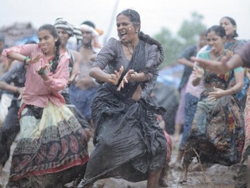 'वासनेनं पेटलं, जातीनं विझवलं' म्हणत येतेय मराठीतली श्रीवल्ली; पाहा PHOTO 'वासनेनं पेटलं, जातीनं विझवलं' म्हणत येतेय मराठीतली श्रीवल्ली; पाहा PHOTO