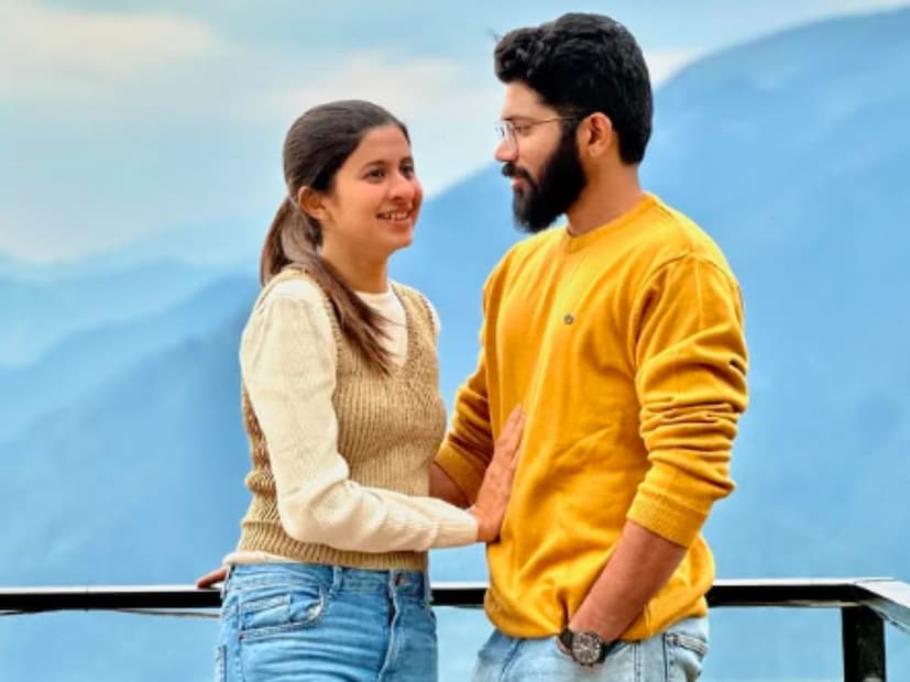  अंकिता वालावलकर 'बिग बॉस मराठी'च्या पाचव्या पर्वात सहभागी झाली होती. 'बिग बॉस'च्या घरात असतानाच अंकिताने आपल्या बॉयफ्रेंडबद्दल सर्वांना सांगितलं. त्यानंतर घराबाहेर आल्यानंतर कुणालसोबतचा फोटो शेअर करत तिने आपल्या नात्याची अधिकृत घोषणा केली आणि चाहत्यांना सुखद धक्का दिला.