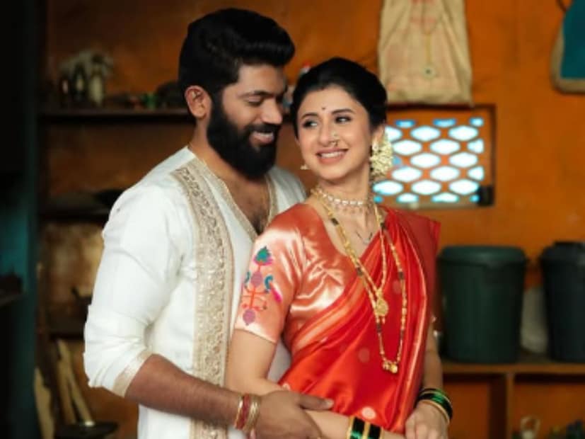  कुणाल भगत पुढे म्हणाला,"सध्या चौथं कोणी महत्त्वाचं नाही. आम्हा दोघांनाही आमचे कुटुंबिय खूप महत्त्वाचे आहेत. आमचं करिअर महत्त्वाचं आहे. माझ्यासाठी संगीत खूप जवळचं असलं तरी आता अंकिता खूप महत्त्वाची झाली आहे. अंकिता थोडी रुसली तरी मला काम होत नाही. म्युझिक, अंकिता आणि कुटुंब या तीन गोष्ट सध्या माझ्यासाठी महत्त्वाच्या आहेत".