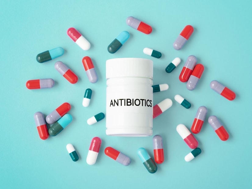 गरजेशिवाय अँटिबायोटिक्स घेणं, कमी डोस किंवा चुकीचे डोस, 7 दिवसांऐवजी 2-3 दिवसांत औषध बंद करणं, सर्दी-खोकल्यासारख्या व्हायरसमुळे होणाऱ्या आजारांवर अँटिबायोटिक्स घेणं ही अँटिबायोटिक्स रेजिस्टंटची कारणं आहेत.