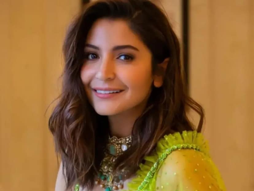  अनुष्का शर्मा ग्लूटेन मुक्त पदार्थांचा आपल्या आहारात समावेश करते. साखर खाणं ती टाळते. दर दोन तासांनी ती काही तरी खाते. आपल्या आहारात अनुष्का ताज्या भाज्या आणि फळांचा समावेश करते.