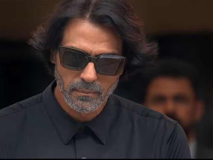  अर्जुन रामपाल हे बॉलिवूडमधील असं नाव आहे ज्याचे एकेकाळी आंतरराष्ट्रीय पातळीवर मॉडेलिंगमध्ये जोरदार वर्चस्व होते आणि आजही तो एखाद्या दिग्गजापेक्षा कमी नाही. अर्जुन रामपाल कधीच सिनेसृष्टीपासून दूर गेला नाही. तो सतत छोट्या पण प्रभावी भूमिका करत राहिला आहे. अलीकडेच राणा दग्गुबातीसोबतच्या राणा नायडू या सीरिजमध्ये तो दिसला. आता धुरंधरमधील दमदार लुक प्रचंड वायरल होत आहे. दिग्दर्शक आदित्य धर यांच्या या चित्रपटात अर्जुन रामपाल एक जबरदस्त भूमिका साकारताना दिसणार आहे.