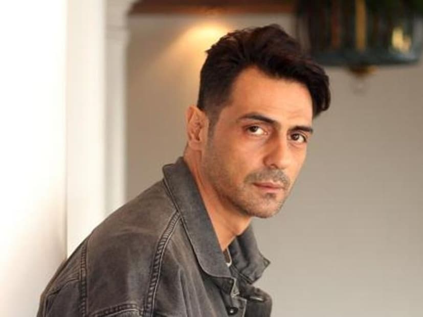  अर्जुन रामपालने गेल्या दहा वर्षांत अनेक वेगवेगळ्या भूमिका साकारल्या, पण त्याला योग्य ती प्रसिद्धी मिळू शकली नाही. याचं कारण म्हणजे त्यांच्या अनेक चित्रपटांनी बॉक्स ऑफिसवर चांगली कमाई केली नाही. 2015 मध्ये आलेल्या रॉय चित्रपटात तो रणबीर कपूरसोबत दिसला, पण हा चित्रपटही फारसा चालला नाही. त्यानंतर त्याने अनेक चित्रपट केले, पण बहुतेक फ्लॉप ठरले. तरीही अर्जुन रामपाल सतत ओटीटी आणि चित्रपटांमध्ये प्रभावी भूमिका करत राहिला. राणा नायडूमध्ये त्यांचं काम खूपच कौतुकास्पद ठरलं.