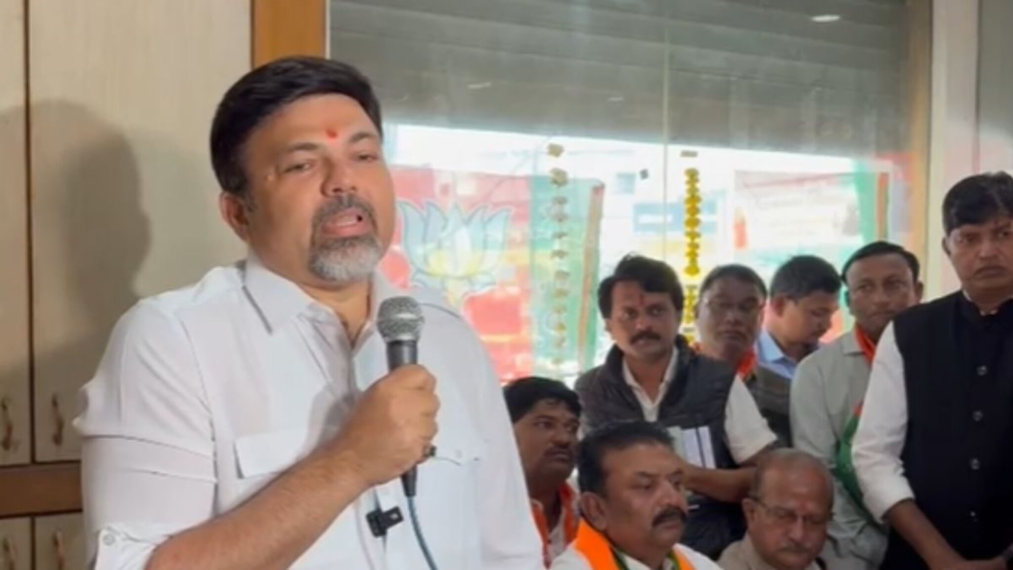 वाळू माफियांना भाजप प्रवेश, आमदार देशमुख संतापले, नेतृत्वाला जाहीर इशारा