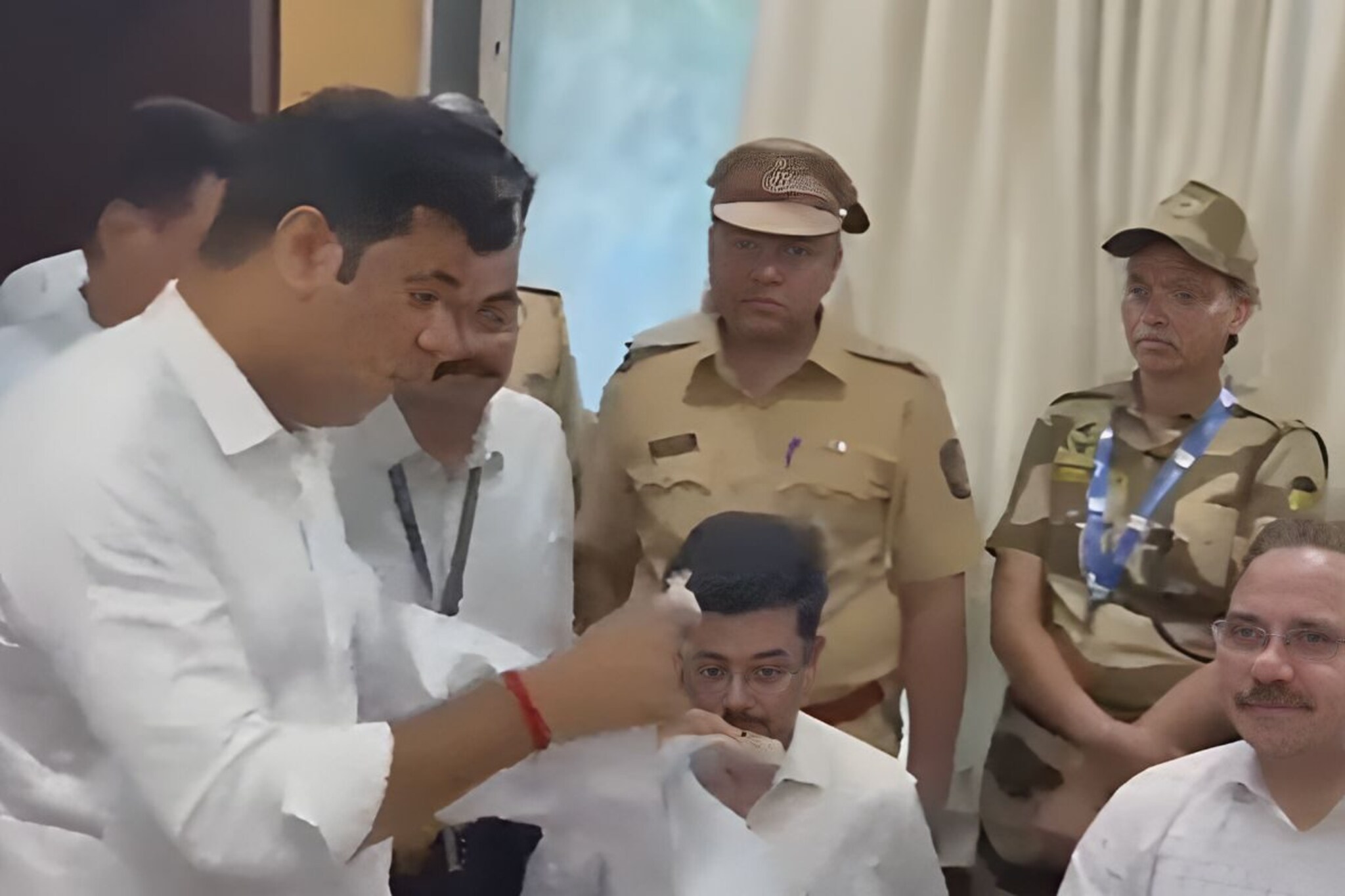 मतदारयाद्या फाडल्या, अधिकाऱ्यांवर कागदं उधळली, मनसे नेते अविनाश जाधव संतापले