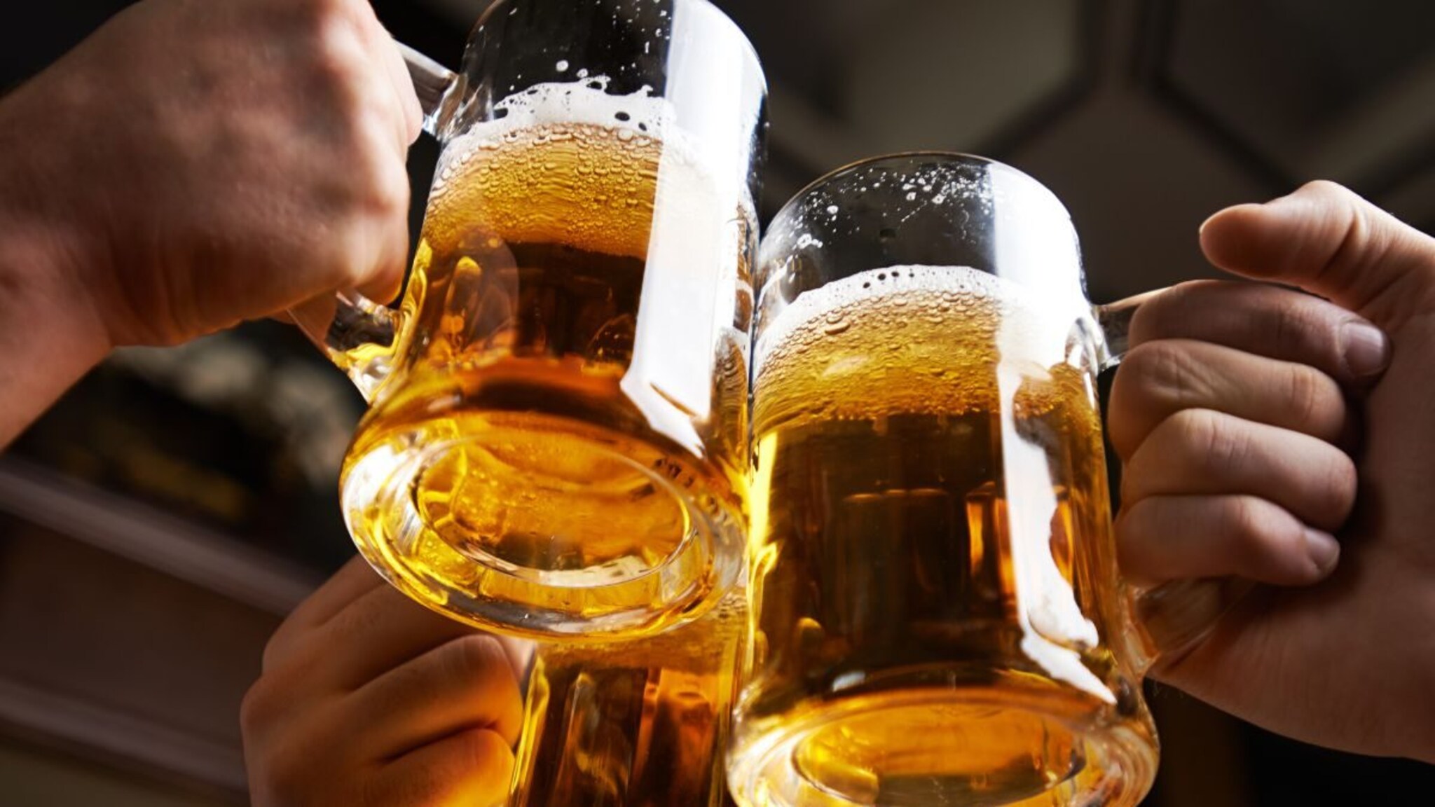 Beer : भारतातील प्रसिद्ध बिअर बाजारातून अचानक गायब, आता का नाही मिळत?