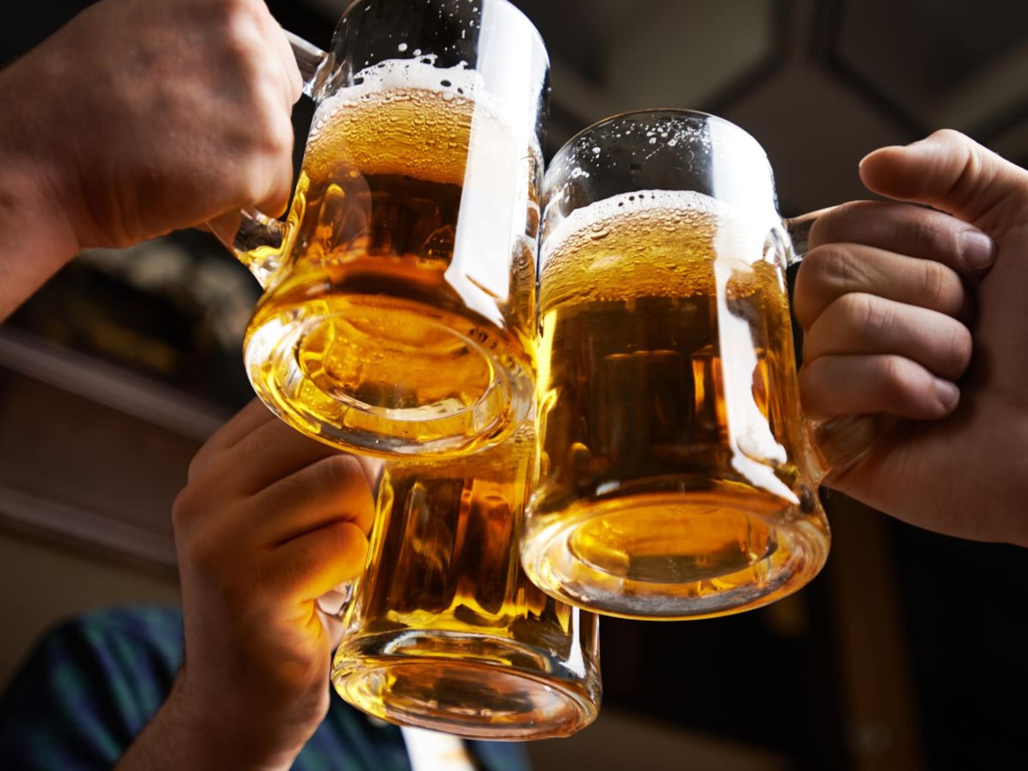 Beer : भारतातील प्रसिद्ध बिअर बाजारातून अचानक गायब, आता का नाही मिळत?