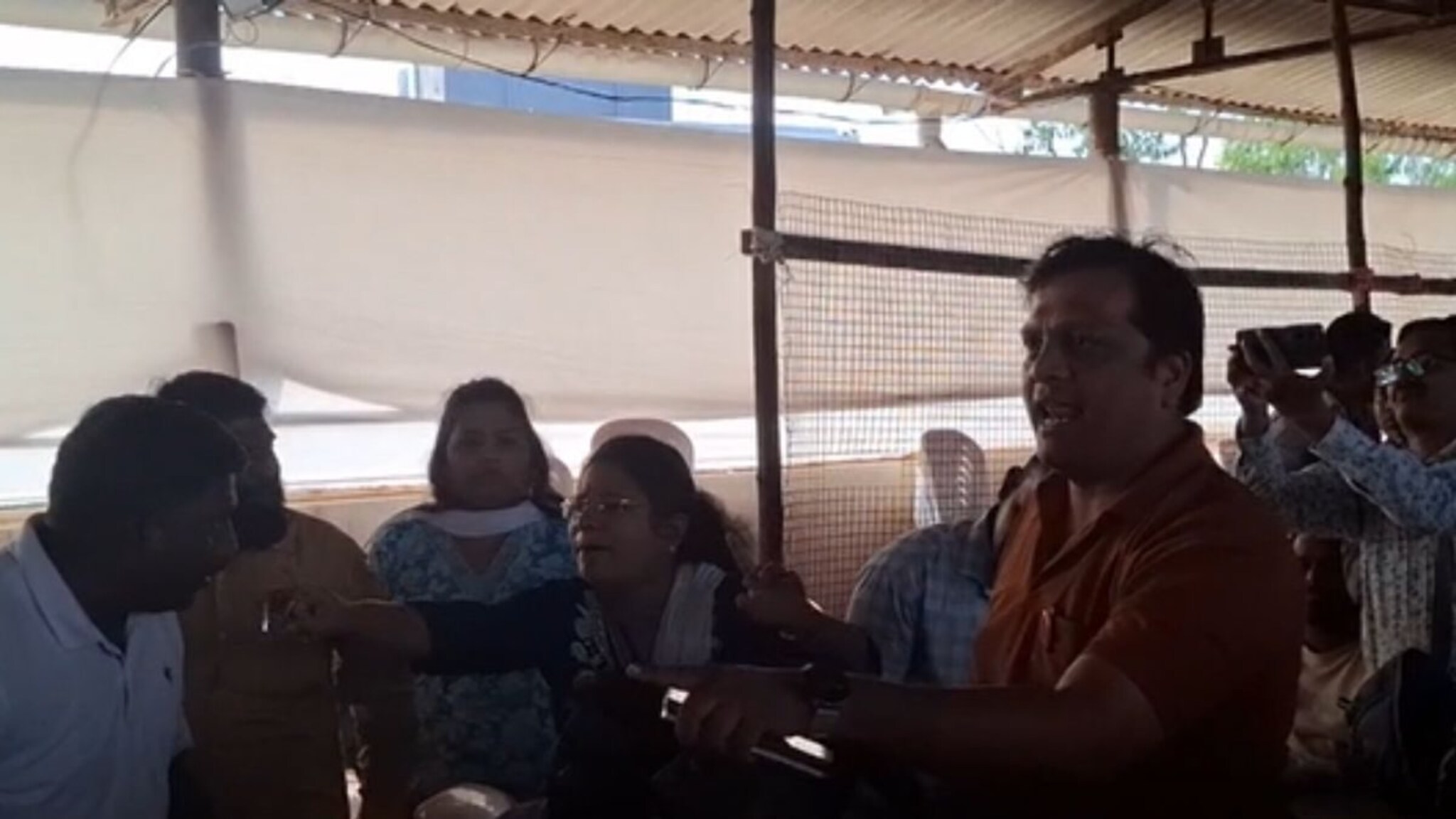 बदलापूरमध्ये मोठा राडा, निवडणूक अधिकाऱ्यांशी बाचाबाची; मोठा पोलीस बंदोबस्त तैनात,  छावणीचे स्वरूप