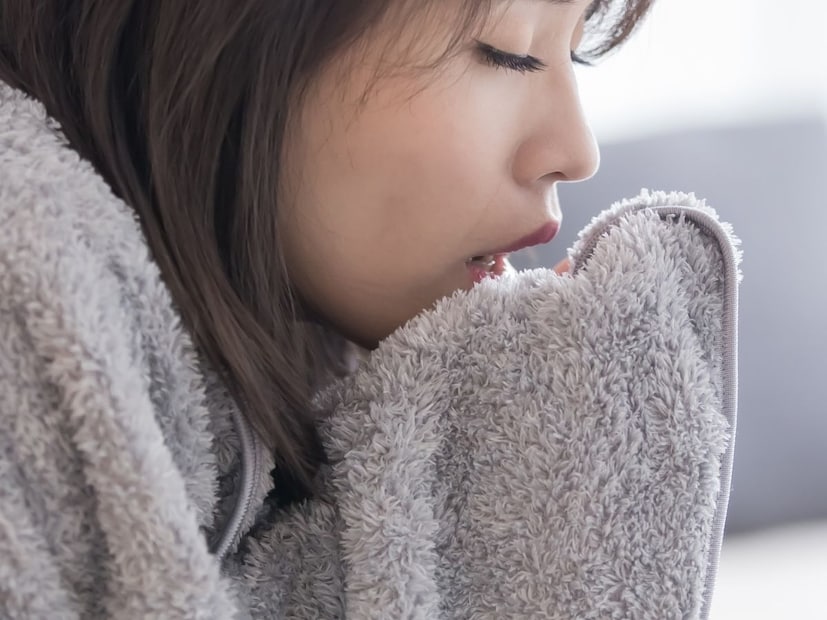 तिसरी गोष्ट म्हणजे बाथरूममधील गरम वाफ आणि बाहेरील थंड हवेमधील तफावत. गरम पाण्याने अंघोळ केली की बाथरूममध्ये तापमान वाढतं, पण बाहेरच्या हवेत हे तापमान अचानक कमी असतं. त्यामुळे शरीराला टेम्प्रेचर शॉक मिळतो आणि काही क्षणात थंडी जास्त जाणवते.