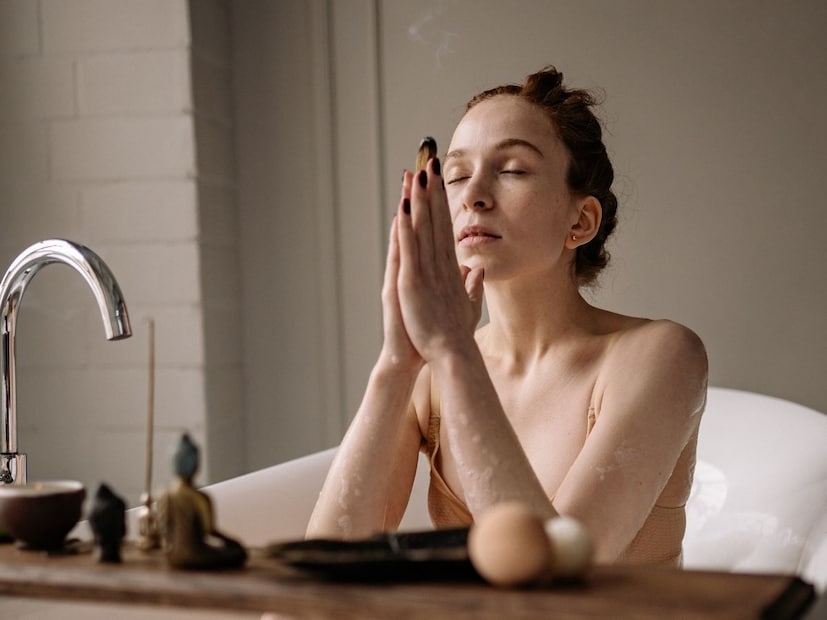 दुसरं महत्त्वाचं कारण म्हणजे त्वचेवर राहिलेल्या पाण्याचं बाष्पीभवन. आंघोळीनंतर शरीरावरील पाणी वाफेत रूपांतरित होतं आणि ही प्रक्रिया शरीराची उष्णता शोषून घेते. त्यामुळे त्वचेचं तापमान आणखी कमी होतं आणि थंडी लागते.