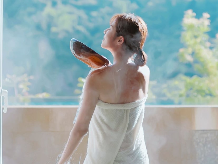 गरम पाण्याने अंघोळ केल्यावर त्वचेखालील रक्तवाहिन्या प्रसरण पावतात, याला वेसोडायलेशन म्हणतात. यामुळे शरीरातील उष्णता त्वचेच्या पृष्ठभागावर जास्त प्रमाणात येते. या प्रक्रियेदरम्यान आपल्याला खूप गरम वाटतं. पण अंघोळ झाल्यावर गरम वातावरणापासून थंड वातावरणात गेल्यावर ही उष्णता जलद गतीने बाहेर जाऊ लागते. यामुळे शरीराचा तापमान-संतुलन बिघडतं आणि त्वचेला अचानक थंडी जाणवायला लागते.