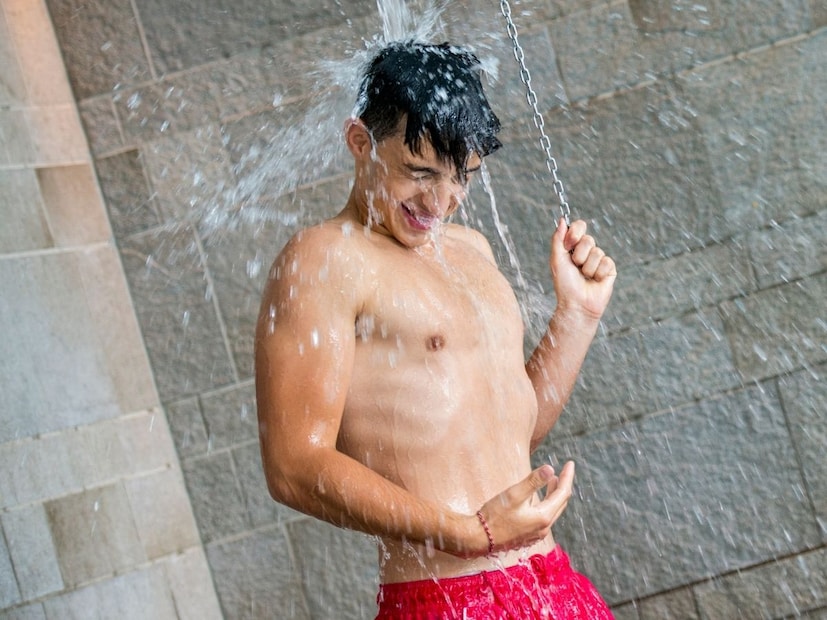 याशिवाय गरम पाणी त्वचेवरील नैसर्गिक तेल कमी करतं, त्यामुळे त्वचा कोरडी पडते आणि थंड हवा त्वचेवर जास्त परिणाम करते.