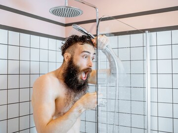 हिवाळ्यात गरम पाण्याने अंघोळ केल्यानंतर बाथरूमबाहेर पडताना थंडी का वाजते? हिवाळ्यात गरम पाण्याने अंघोळ केल्यानंतर बाथरूमबाहेर पडताना थंडी का वाजते?