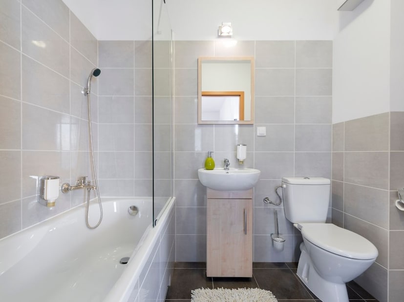 आपण आपल्या घरातील शौचालयाला बाथरूम म्हणतो, जरी बाथटब नसला तरीही. बाथरूम म्हणजे अंघोळीची जागा. फक्त शौचालय असेल आणि आंघोळीची जागा नसेल, तर त्याला बाथरूम म्हणणं तांत्रिकदृष्ट्या चुकीचं आहे. भारतात बहुतेक घरांमध्ये अंघोळ करतात त्याच ठिकाणी शौचालय बांधलेलं असतं. म्हणूनच आपण त्याला बाथरूम म्हणतो.