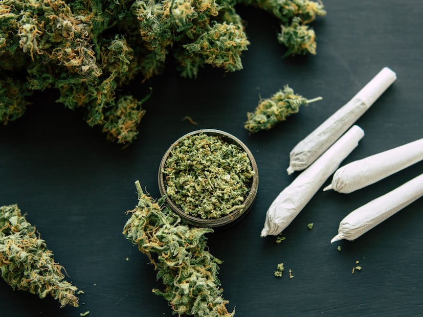 काय करायला हवं?जर तुम्ही भांग सेवन केली असेल आणि भूक लागली असेल, तर गोड पदार्थांऐवजी साधे, खारट आणि पौष्टिक पदार्थ खाण्याचा सल्ला दिला जातो. तसेच, भरपूर पाणी (Water) किंवा ताक/लस्सी (गोड नसलेले) पिणे आवश्यक आहे, ज्यामुळे डिहायड्रेशन (Dehydration) टाळता येते आणि भांगेचा प्रभाव हळूहळू कमी होण्यास मदत होते.