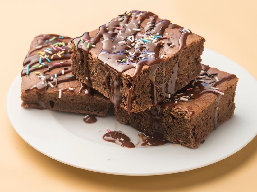 हे cravings वाढण्यामागे THC या घटकाचा मोठा हात असतो. THC मेंदूतील 'कॅनॅबिनॉइड रिसेप्टर्स' (Cannabinoid Receptors) सक्रिय करते, ज्यामुळे भूक वाढते आणि साध्या पदार्थांची चवही अधिक छान लागते.