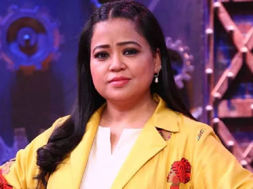  भारती सिंहने लेटेस्ट व्लॉगमध्ये आपल्या प्रकृतीबाबत चिंता व्यक्त केली आहे. व्लॉगमध्ये भारती म्हणाली,"सध्या मी संभ्रमात आहे कारण मी काहीही गोड पदार्थ खात नाही आहे. सकाळी फक्त एक कप चहा पिते. त्याव्यतिरिक्त काही नाही. पण तरीही साखरेचं प्रमाण का वाढतंय?".