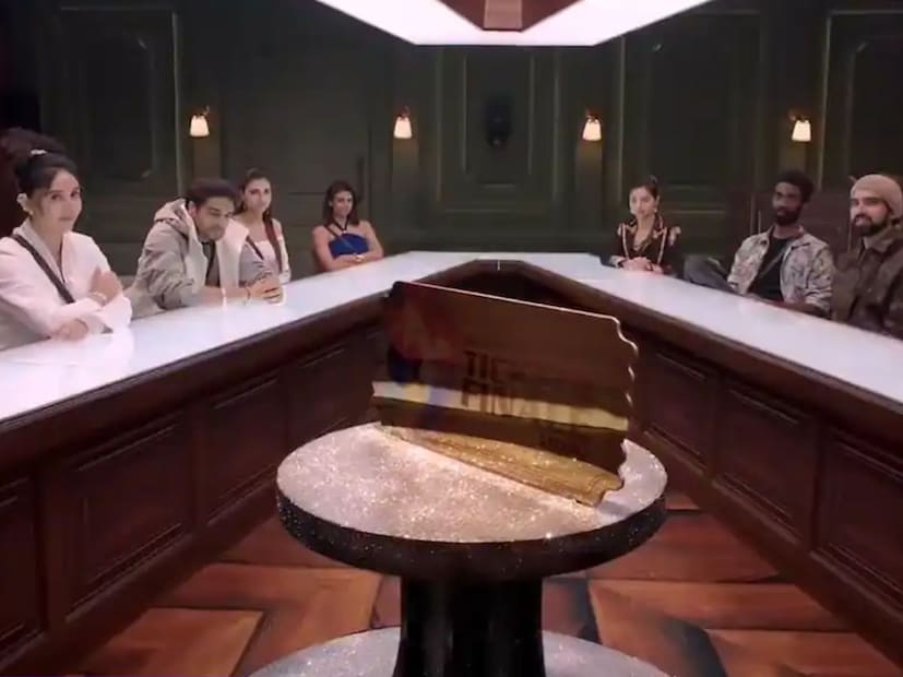  रेस-1 मध्ये घोड्याचा आवाज आला आणि सर्व घरातील मंडळींनी पोती गवताने भरायला सुरुवात केली. हे 10 मिनिटांत करायचे होते. पुढील आवाजावर थांबून पोती उचलणे आवश्यक होते. त्यानंतर दोन्ही पोत्यांचे वजन मोजले गेले. ज्या सदस्यांच्या पोत्यांचे वजन जास्त होते, त्यांना हेल्पर्स मिळाले. ‘फिल्म विंडो’नुसार, पहिल्या राउंडमध्ये अशनूर पहिली सदस्य ठरली. तिने 'तिकीट-टू-फिनाले'ची दावेदारी मिळवली. तान्या मित्तलसोबत तिचा मुकाबला होता. येथे गौरवने आपल्या मैत्रिणीला पाठिंबा दिला आणि तिचा हेल्पर झाला, तर तान्यासाठी प्रणित हेल्पर होता, ज्याने शेवटच्या क्षणी चीटिंग केली.