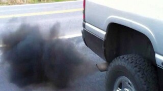 कारमधून काळा धूर 