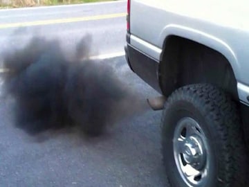 कारमधून काळा धूर कारमधून काळा धूर