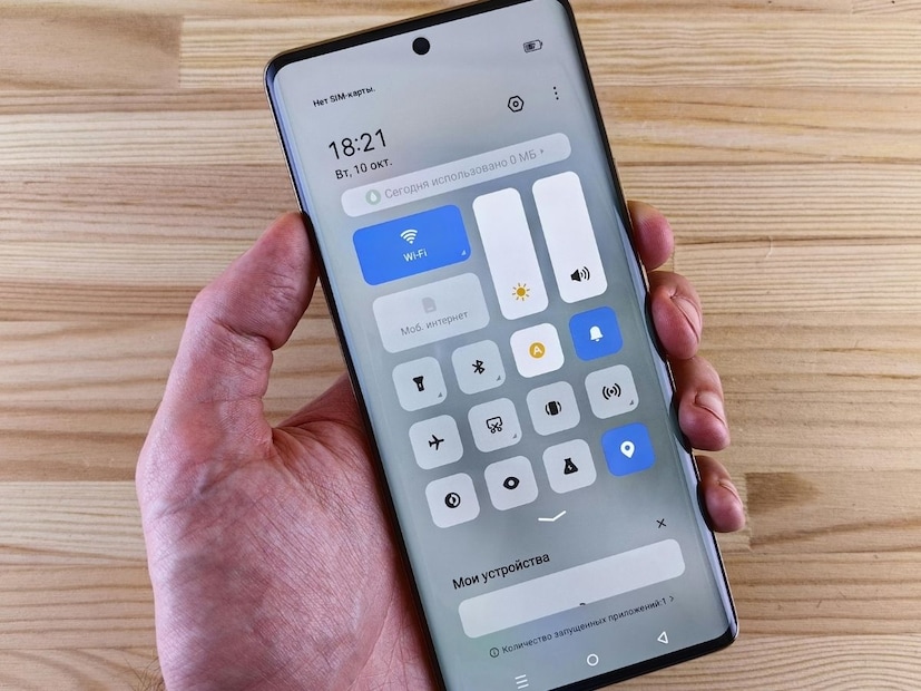 दहाव्या शतकात डेन्मार्क आणि नॉर्वेमध्ये एक राजा होता ज्याचं नाव हॅराल्ड. त्याचा एक दात मृत होता, ज्यामुळे तो निळा दिसत होता. डेन्मार्क आणि नॉव्रे यांना एकत्र आणणारा हॅराल्ड, लोकांना जोडण्याचं, एकत्र आणण्याचं काम त्याने केलं. डॅनिश जमातींना एका राज्यात एकत्र केलं. हॅरॉडल्डप्रमाणेच अनेक उपकरणांना जोडणारं माध्यम म्हणून त्याच्या टोपणनावावरून ब्लूटूथ हे नाव पडलं.