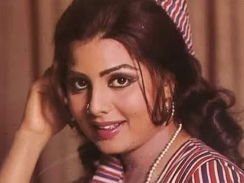  सुलक्षणा पंडित (Sulakshana Pandit) : गायिका आणि अभिनेत्री सुलक्षणा पंडित यांनी 70 आणि 80 च्या दशकात अनेक अविस्मरणीय गाणी गायली आणि अभिनयही केला. त्यांचा आवाज मधुर होता आणि अभिनय भावपूर्ण. 6 नोव्हेंबर रोजी ही गोड आवाज कायमचा थांबला.