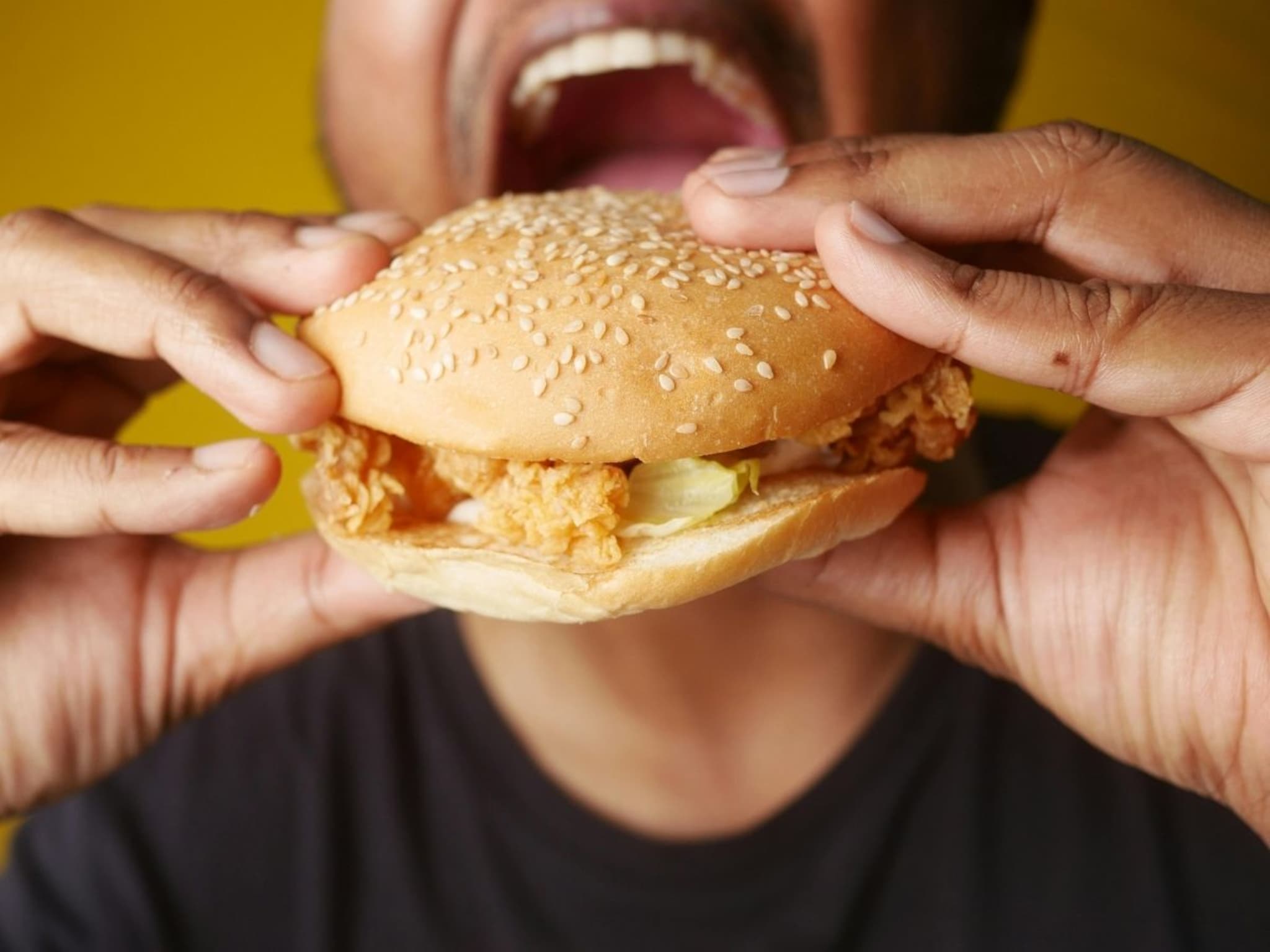 बर्गर खाल्ला आणि तडफडून तडफडून गेला जीव; मृत्यूनंतर समोर आलं शॉकिंग कारण