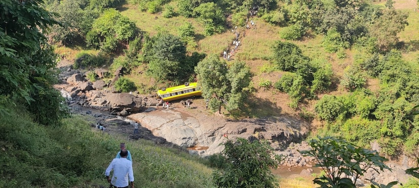 अक्कलकुवा तालुक्यातील देवगोई घाट परिसरात झालेल्या भीषण अपघात झाला आहे. विद्यार्थ्यांना घेऊन जाणारी एक स्कूल बस अंदाजे शंभर ते दीडशे फूट खोल दरीत कोसळली. अक्कलकुवा तालुक्यातील देवगोई घाट परिसरात झालेल्या भीषण अपघात झाला आहे. विद्यार्थ्यांना घेऊन जाणारी एक स्कूल बस अंदाजे शंभर ते दीडशे फूट खोल दरीत कोसळली.