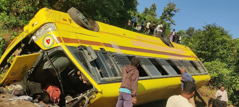 स्थानिकांच्या मदतीने जखमींना बाहेर काढून अक्कलकुवा ग्रामीण रुग्णालयात दाखल करण्यात आले आहे. काही विद्यार्थ्यांची प्रकृती चिंताजनक असल्याची माहिती  आहे.