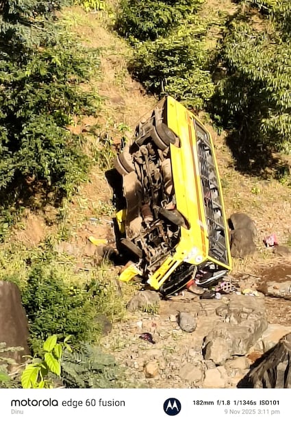 अक्कलकुवा परिसरात या अपघातामुळे एकच खळबळ उडाली असून, विद्यार्थ्यांच्या सुरक्षिततेबाबत प्रश्नचिन्ह उपस्थित होत आहे