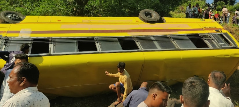  अपघात इतका भीषण होता की बसचा चक्काचूर झाला असून काही विद्यार्थी बसखाली दबल्याचे प्राथमिक वृत्त आहे.