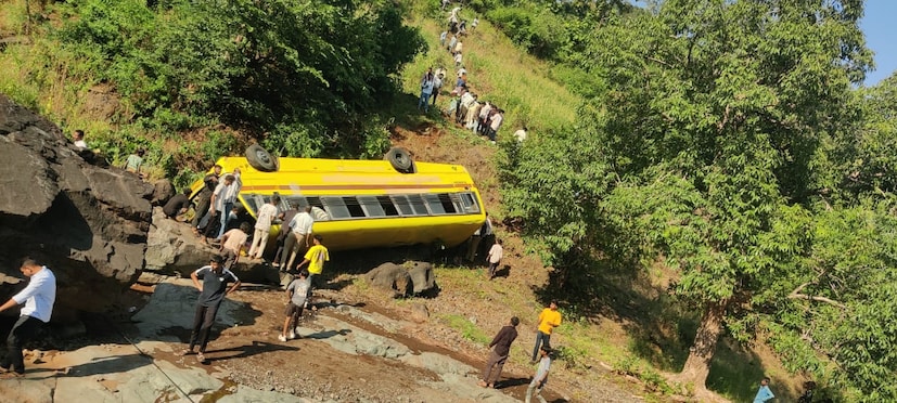 मोलगी गावातील विद्यार्थी रोजप्रमाणे बसने  अक्कलकुवाकडे निघाले होते. देवगोई घाटातील आमलिबारी परिसरात पोहोचली असता चालकाचे बसवरील नियंत्रण सुटले. काही क्षणांतच बस खोल दरीत कोसळली.