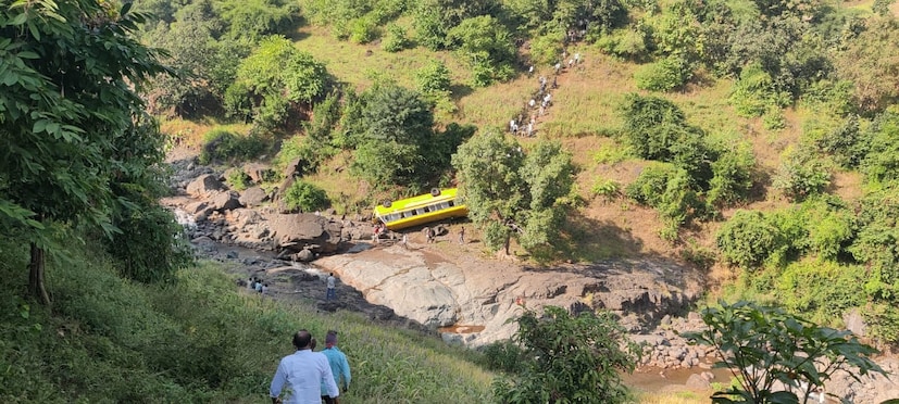 या दुर्घटनेत एका विद्यार्थ्याचा मृत्यू झाला असून अनेक विद्यार्थी गंभीर जखमी झाले आहेत. खोल दरीत कोसळलेल्या बसमध्ये दबल्याने  विद्यार्थ्यांचा मृत्यू  झाला आहे.