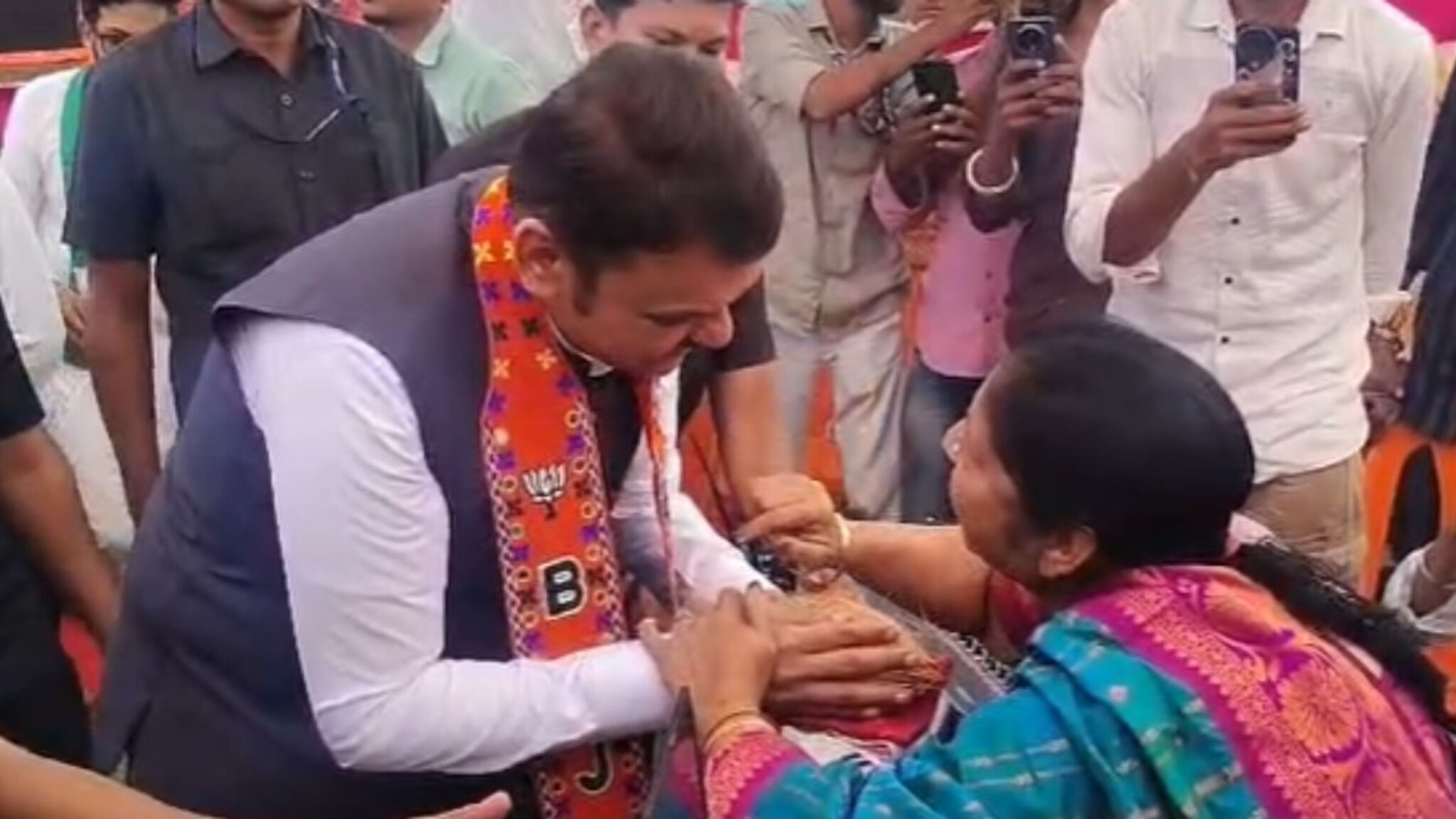 मुख्यमंत्र्यांना अंगाखांद्यावर खेळवलेल्या मावशी जेव्हा सभेत देवेंद्र हाक मारतात