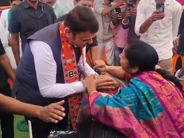 देवेंद्र फडणवीस (मुख्यमंत्री) देवेंद्र फडणवीस (मुख्यमंत्री)