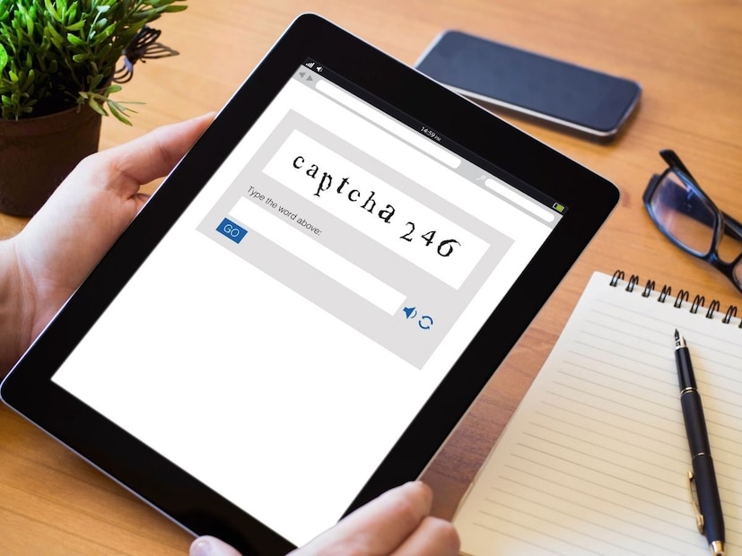 CAPTCHA मधील शब्द मुद्दाम आणि अजब ठेवले जातात. GIF CAPTCHA ही बनवण्यात आले आहे ते सतत मुव्ह होतात.